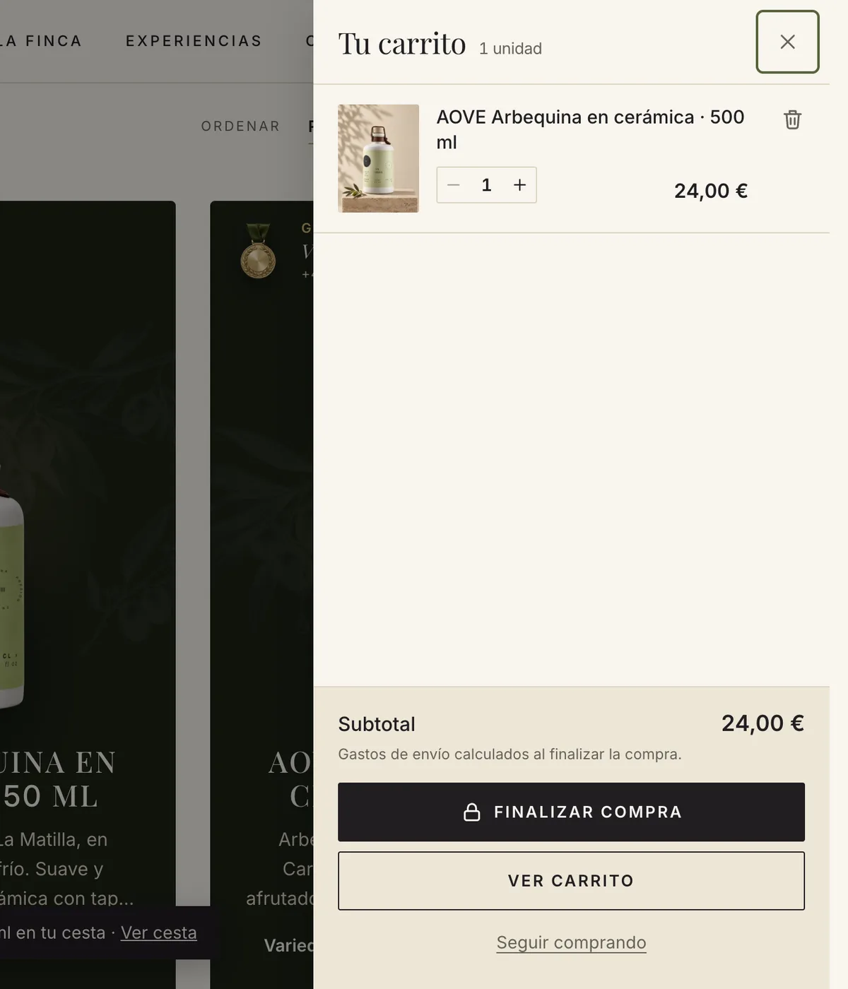 Tienda de aceite oscurecida al fondo y carrito lateral abierto a la derecha con el producto añadido, la cantidad, el subtotal y los botones para finalizar la compra o ver el carrito