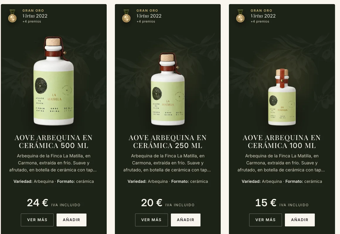 Tres fichas de producto oscuras con medalla de premio, foto de la botella, descripción, precio y botones Ver más y Añadir